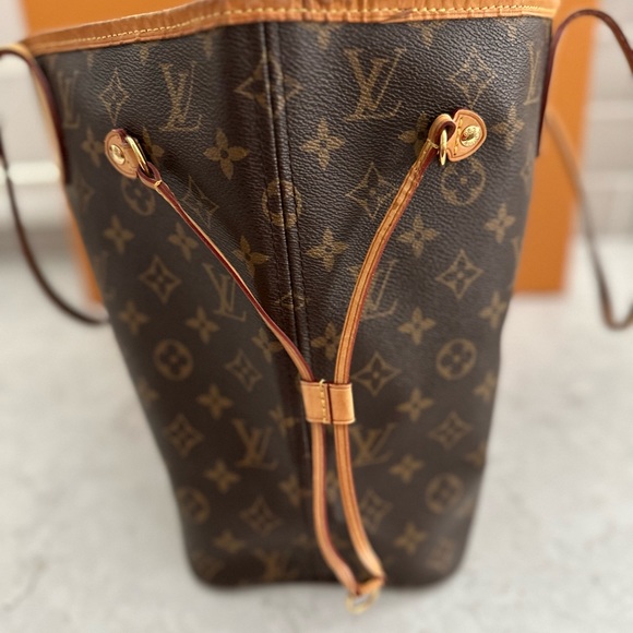Authentic Louis Vuitton Neverfull. Great condition. Pouch not included. - Picture 6 of 9